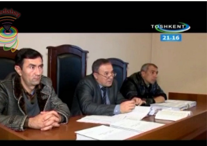 В центре - судья Аскар Мамарахимов, кадр из фильма