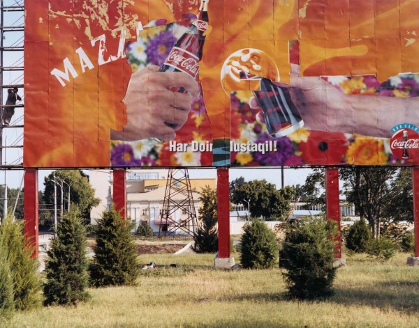 Надпись на билборде в центре города Ташкента гласит: «Пусть всегда будет Независимость!» 5 августа 2002 года