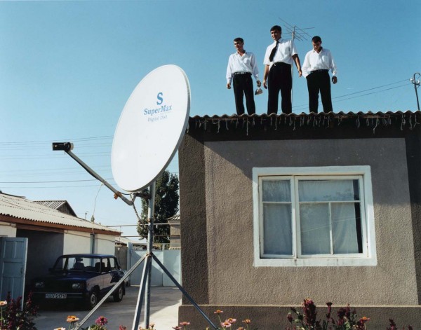 Мухитдин и Рашид Беридзе перед свадьбой свадьбы Мурата Ильясова (посередине) на крыше его дома в колхозе Синдарабад. 8 августа 2002 года