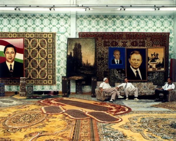 52-летний Султан Норбоев, страховой агент, его 29-летний сын Тимур, импресарио, и 35-летний Джамшед Шерали, агроинженер, выставочный зал коврового комбината «Колинхо» в Кайраккуме. Таджикистан, 20 августа 2001 года59