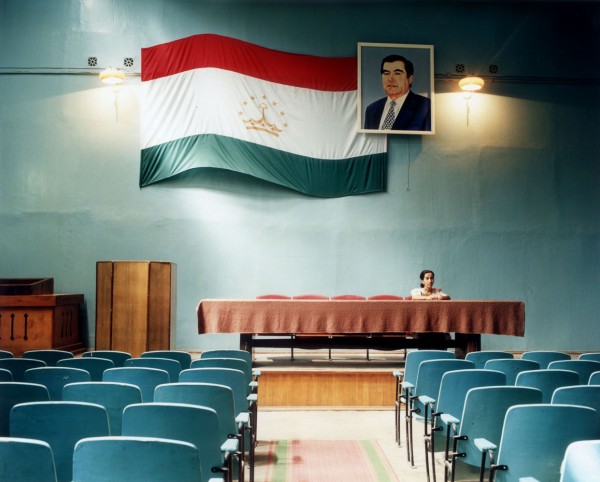 Розиямо Асадайлова, 29 лет, гид в историческом музее Пенджикента, недалеко от границы с Узбекистаном. Таджикистан, 16 августа 2001 года