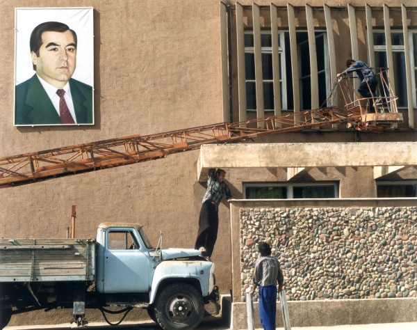 Здание администрации Нурека. Центральный Таджикистан, 14 августа 2001 года.