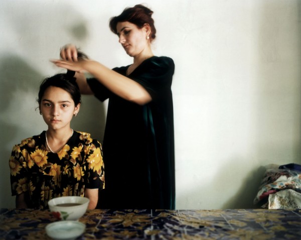 41-летняя Ольга Саидамирова, преподаватель английского университета, и ее племянница Тахмина, 13 лет, школьница, Куляб, недалеко от афганской границы. Таджикистан, 12 августа 2001 года