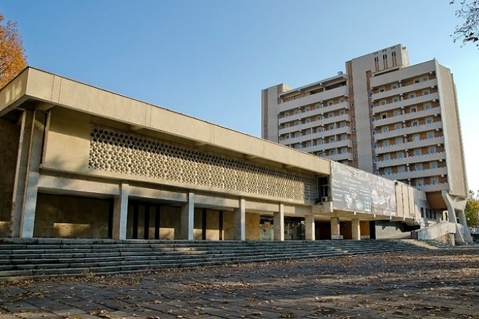 Здание театра Ильхом и гостиницы Шодлик