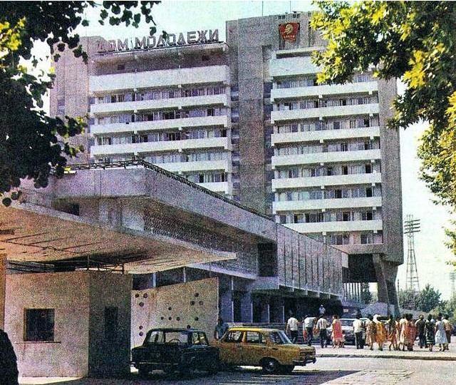 Здание театра Ильхом и гостиницы в советское время
