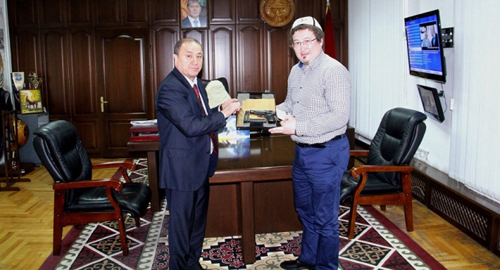 Министр внутренних дел Кыргызстана вручает Маликову оружие для самообороны