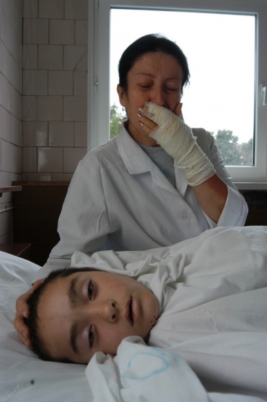 В палате. Семилетний Дзамболат Бекузаров и его мать. 9-я городская больница, принявшая часть пострадавших в Беслане детей. Москва, 2004.  