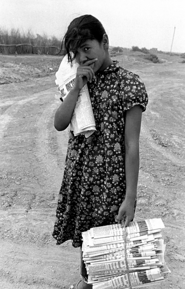 Приаралье, посёлок Казахдарья. Девочка работает почтальоном.  Август 1990 года.