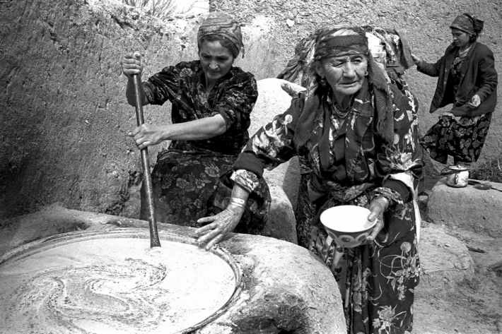 Женщины всю ночь под музыку и танцы варят сумаляк – сладкое кушанье из проросших зёрен пшеницы, сахара и муки. Джизакская область, Фариш, 1998.