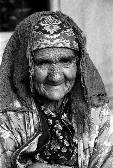 75-летняя Нафан Джумаева, жительница кишлака  Сувтушар в Гиссарском районе Таджикистана. Август 1999 года.