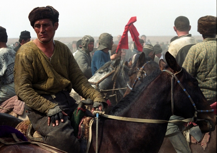 Улак, популярная старинная конная спортивная игра у узбеков, Навруз, Пскент, март 2001 года.