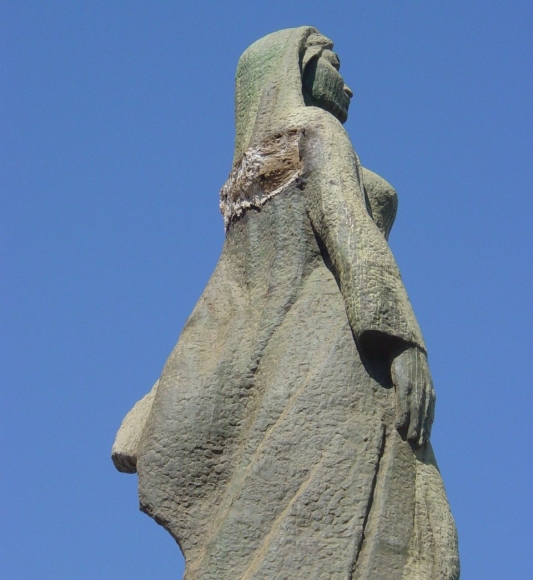 Памятник в Нукусе