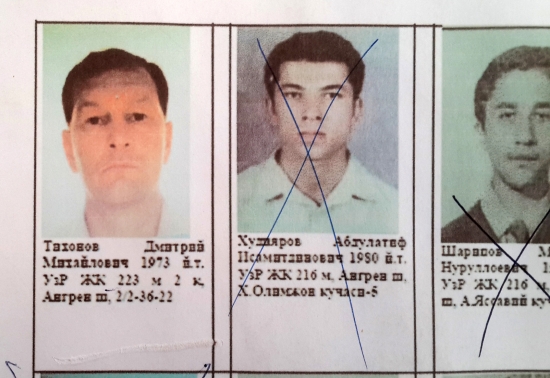 Фотография Дмитрия Тихонова среди фото разыскиваемых преступников. Отделение милиции Ангрена. Фото Алексея Волосевича, 2018 год