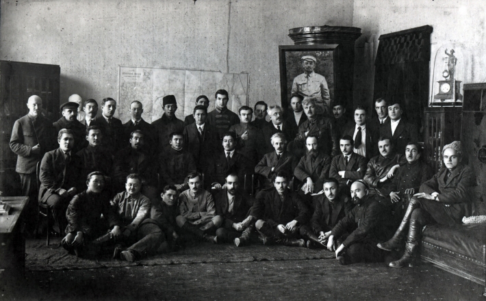 Члены Совнаркома Туркестанской Советской Республики. В первом ряду третий слева - Константин Осипов, пятый - Дмитрий Манжара