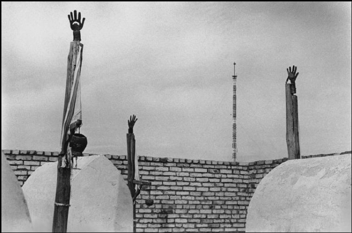 Бухара, 1987. Поднятые руки с пятью пальцами, символизирующими пять принципов ислама, устанавливаются над могилами святых