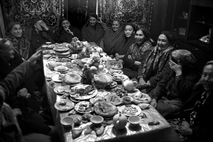 Ташкент, 1987. Женщины за роскошным ужином на традиционной узбекской свадьбе