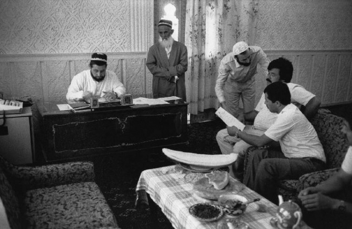 Таджикистан, 1990. Кази (глава мусульман) Ходжи Акбар Тураджонзода - молодой, активный мулла в Душанбе, член Верховного Совета республики (будущий лидер таджикских исламистов во время гражданской войны)