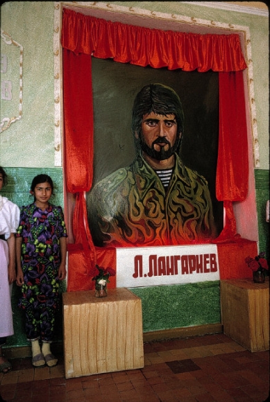Куляб, 1993. Портрет Лангари Лангариева (основатель Кулябского ополчения самообороны, затем Народного фронта), убитого во время гражданской войны, в его школе