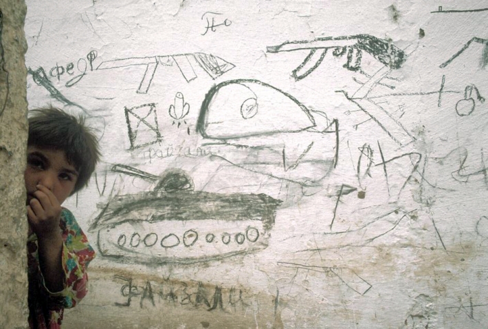 Таджикистан, Шогара, 1993. Дети рисуют сцены войны