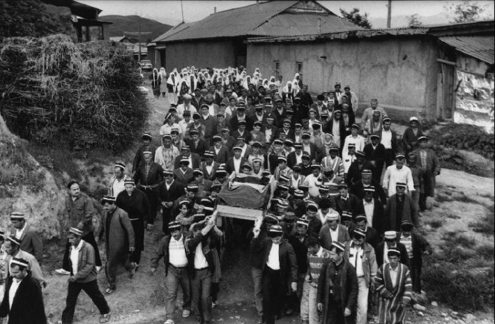 Таджикистан, Гиссар, 1993 Похоронная процессия по пути на кладбище для погребения брата верховного муфтия Таджикистана