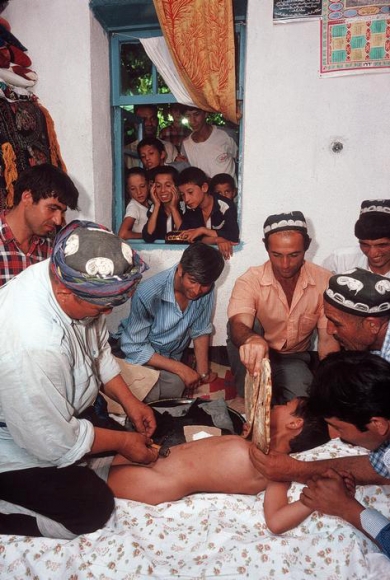 Таджикистан, Каратаг, 1990. Мальчику делают обрезание