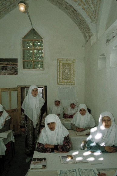 Бухара, 1993. Медресе Джуиборий Калон, школа изучения Корана для женщин