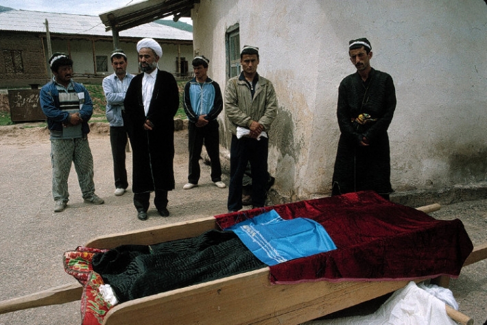 Таджикистан, Гиссар. 1993. Похороны брата главного муфтия, которого оберегали 4 телохранителя