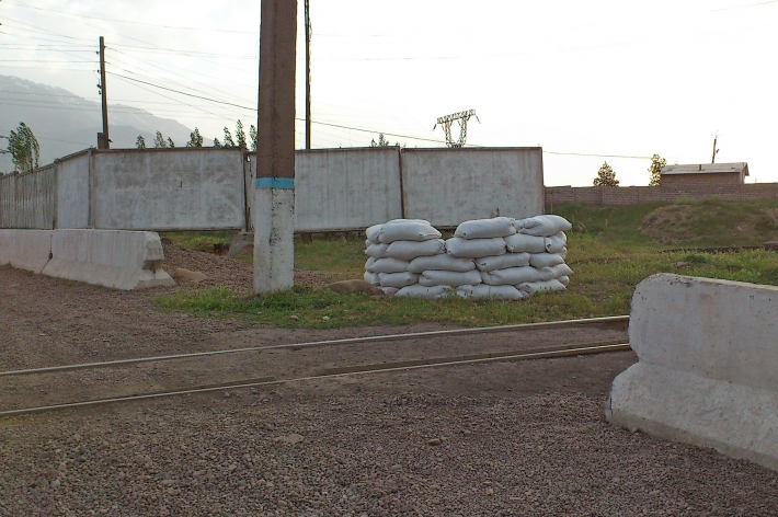 Оборонительное сооружение на железнодорожном переезде между городским кладбищем и Немецким поселком по обеим сторонам от автомобильной дороги Ташкент-Коканд