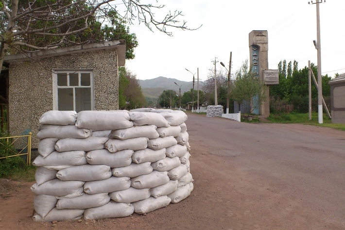 Оборонительные сооружения из мешков с песком на въезде в поселок Дукент