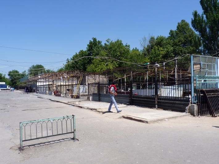 Снос магазинов и кафе возле станции метро Сабира Рахимова (ныне Олмазор), 2011 год