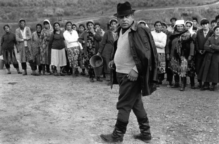 Таджикистан, Нурек, 1987. Директор совхоза дает инструкции женщинам, собирающим фрукты. До недавнего внемени он был первым секретарем компартии большого города.