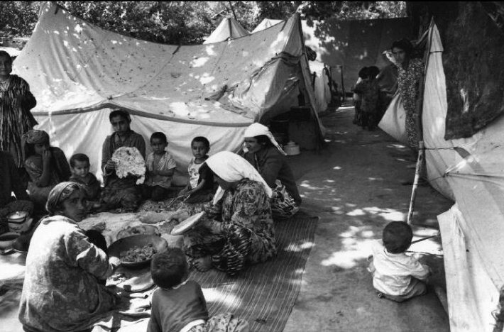 Таджикистан, Шогара, 1993. Жители лагеря в палатках, предоставленных западными организациями. Их дома были разрушены во время гражданской войны зимой 1992 года
