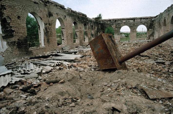 Таджикистан, Шогара, 1993. Мечеть, которая использовалась исламистами и была сожжена проправительственной милицией