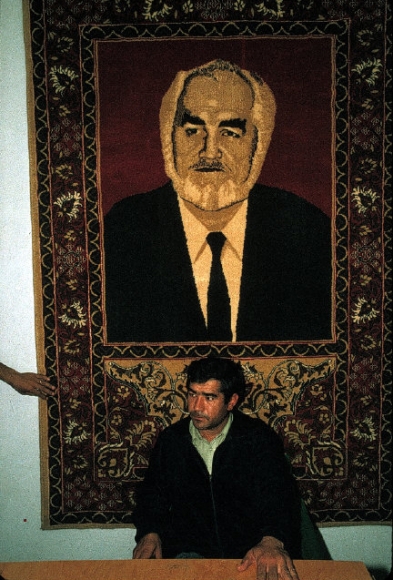 Таджикистан, Куляб, 1993. Ковер, изображающий убитого лидера боевиков Сангака Сафарова