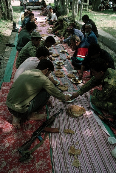 Таджикистан, Куляб, 1993. Обед для вооруженных формирований, ранее возглавляемых убитым Сангаком Сафаровым