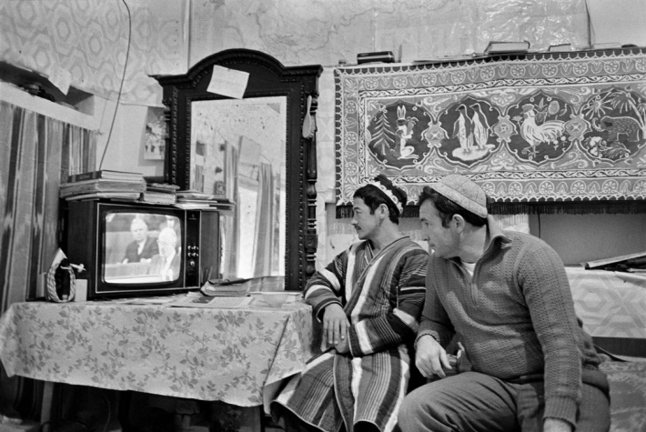 Бухара, 1987. Студенты медресе Мир Араб смотрят выступление Горбачева (сзади Шеварднадзе)