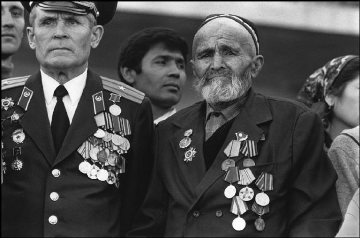Душанбе, 1987. Русский и мусульманский ветераны Второй Мировой войны на праздновании дня Победы