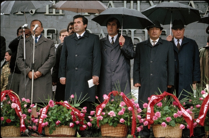 Душанбе, 1993. Празднование Дня Победы над нацизмом. Второй слева - президент Эмомали Рахмонов