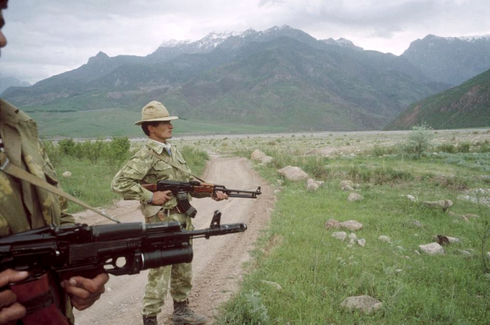 Таджикистан, Парвар, 1993. Правительственная милиция патрулирует афганискую границу, откуда проникают исламисты