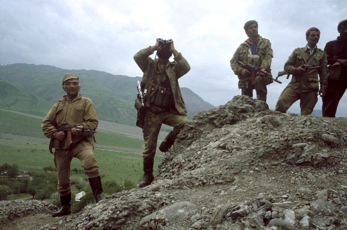 Таджикистан, Парвар, 1993. Правительственная милиция патрулирует афганискую границу, откуда проникают исламисты