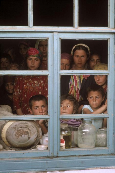 Таджикистан, Шогара, 1993. Лагерь беженцев за пределами сельской мечети, после гражданской войны 1992 года