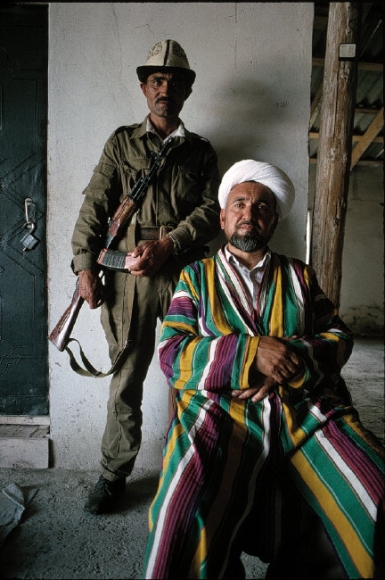 Таджикистан, Куляб, 1993. Проправительственный мулло Хайдар (Хайдар Шарипов) с телохранителем