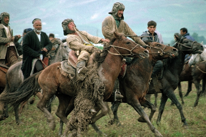 Таджикистан, Колхозабад, 1993. Традиционная игра бузкаши, всадники носят русские танкистские шлемы