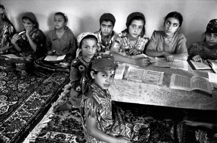 СССР, Таджикистан Душанбе, 1990. Молодые девушки в красочных таджикских платьях посещают занятия в мечети