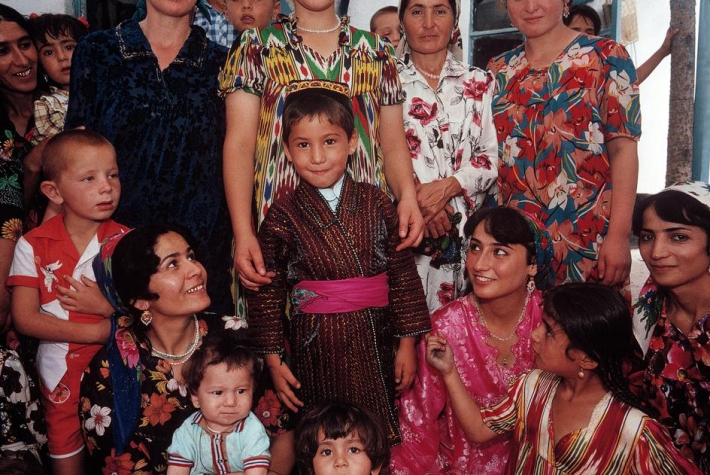 СССР, Таджикистан, Каратаг, 1990. Мальчика готовят к обрезанию, рядом члены его семьи