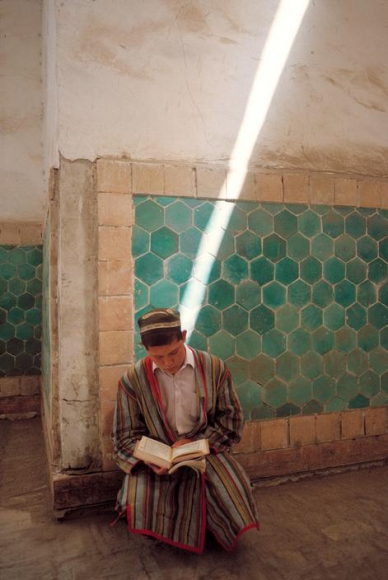 Бухара, 1993. Студент читает Коран в медресе Мир Араб