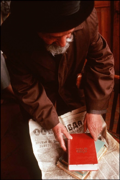 Ташкент, 1988. Книги в синагоге упакованы в газету Правда
