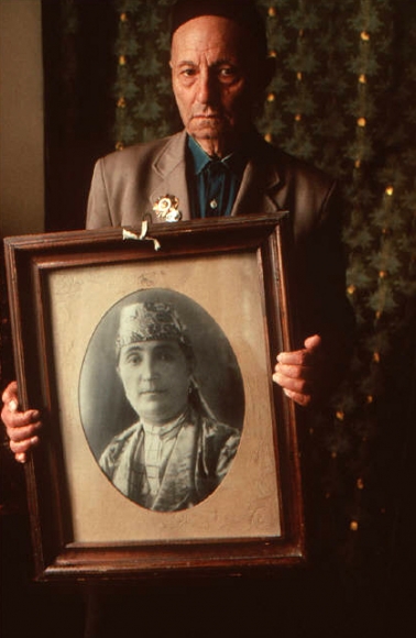 Коканд, 1988. Человек с портретом матери