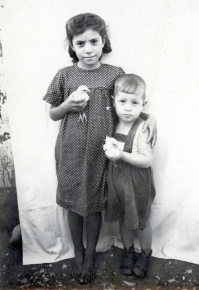 Лидия Белендир с братишкой. Немецкий поселок близ Ангрена, 1958 год