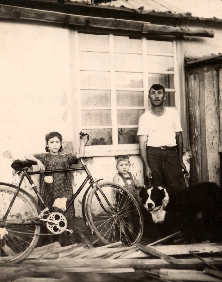 Отец и брат Лидии Белендир. Немецкий посёлок близ Ангрена, конец 1950-х годов